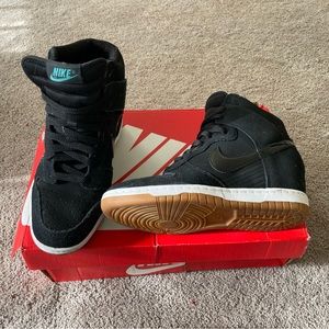 Nike ski hi essential black with gum sole hidden wedge rare find